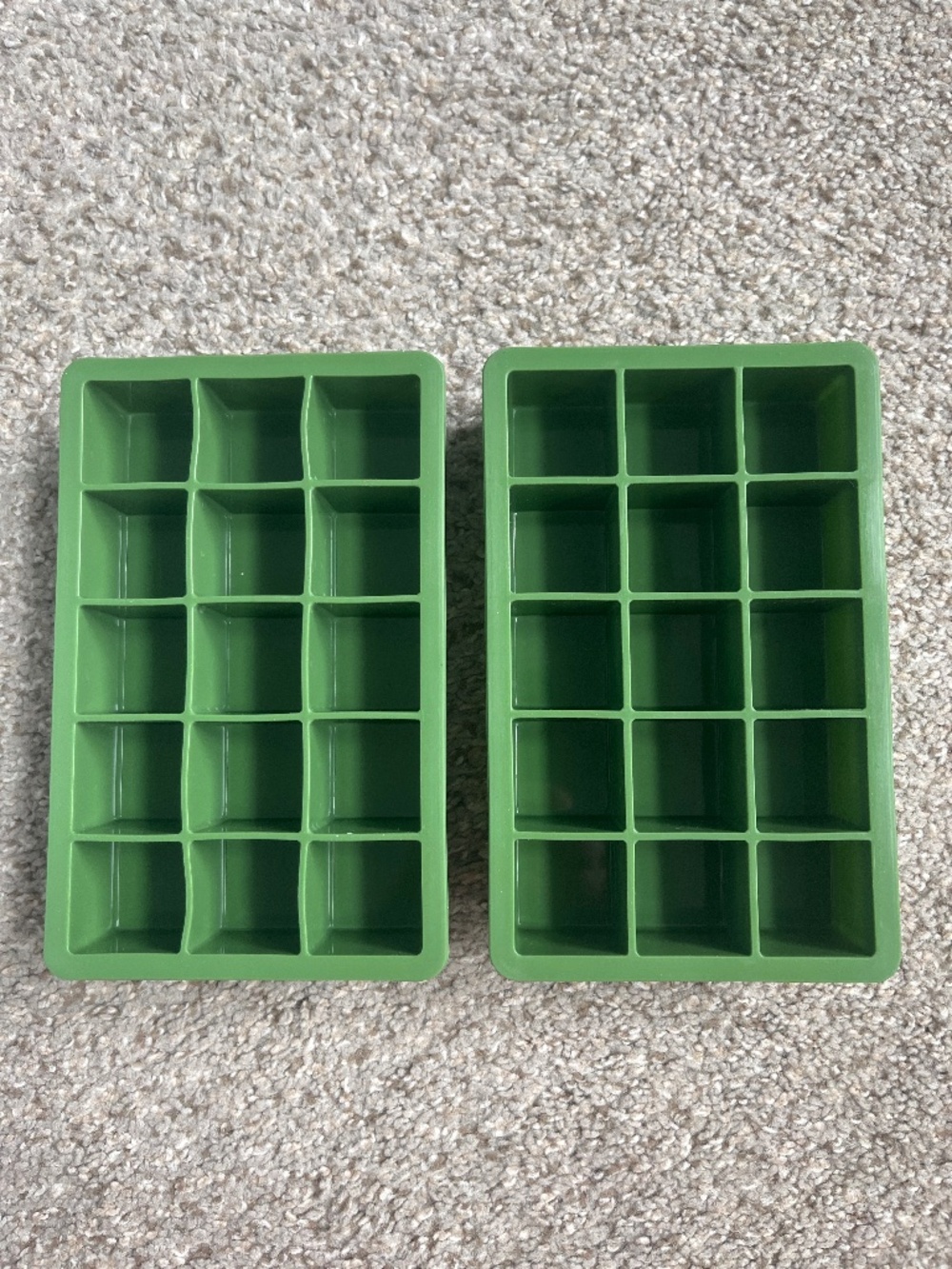 2 silicon ice cube trays